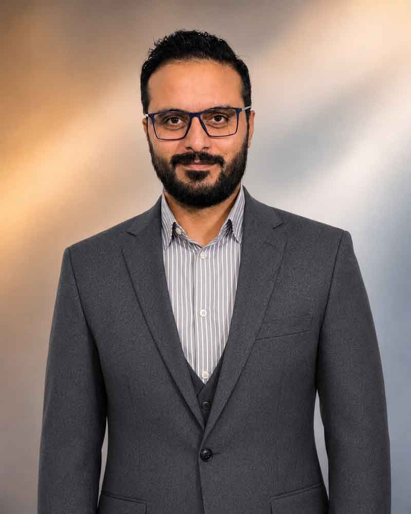 الیاس حسینی؛ مدرس و متخصص ویراستاری و صفحه‌آرایی